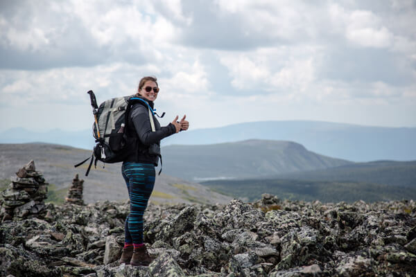 A smiling women at the summit of the Mont Jacques Cartier in the Gaspésie National Park