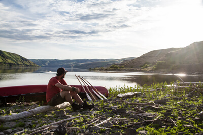 Martin Trahan surplombant un coucher de soleil après une longue journée de canoe