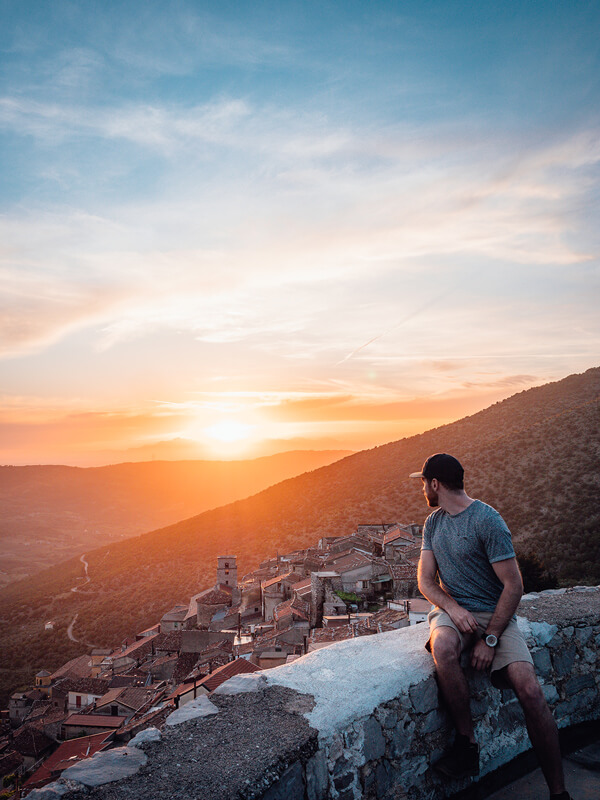 Ben Chamberland regardant le coucher du soleil sur un village rural en Italie